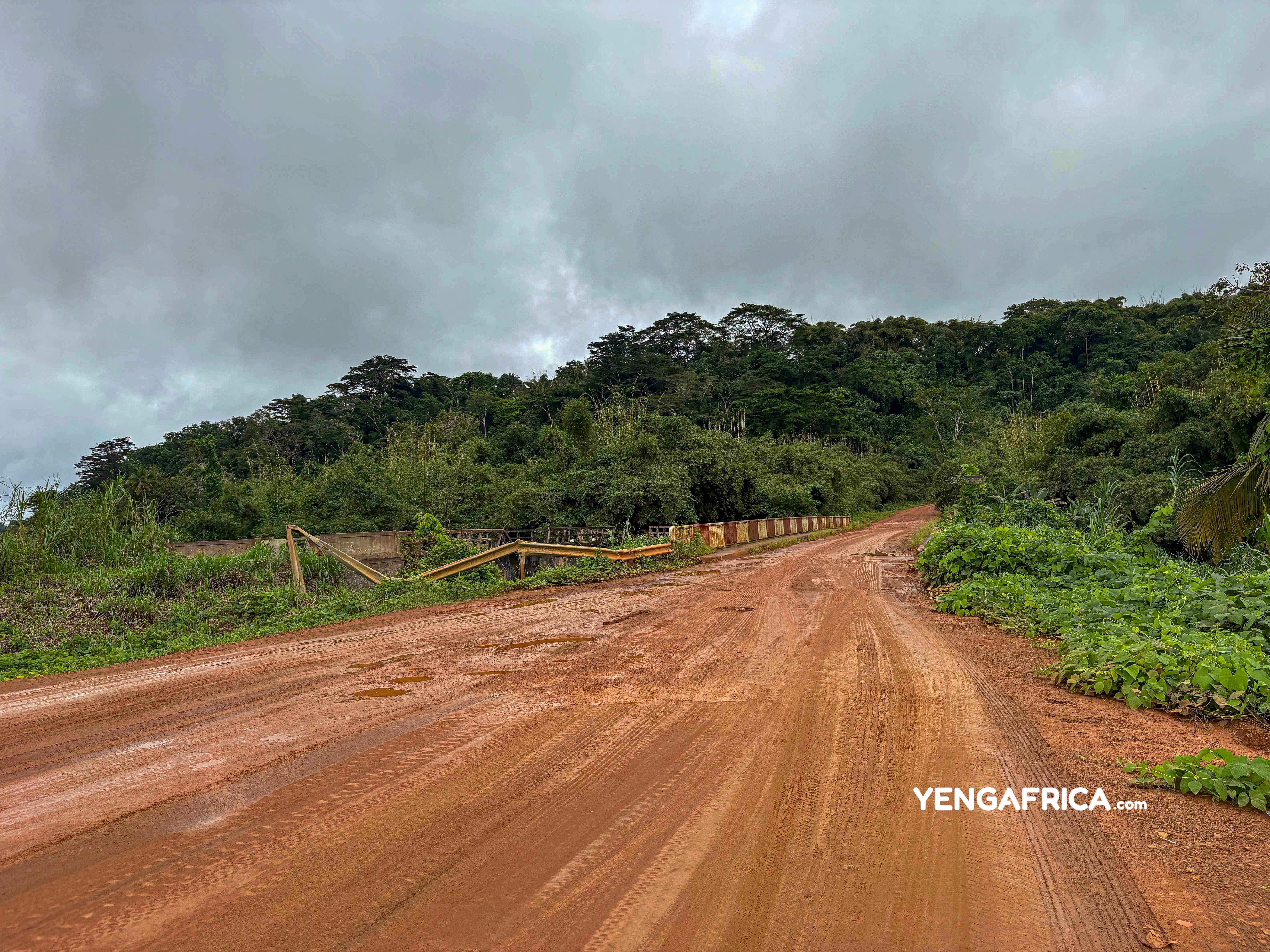 Road conditions to Dizangué at the Dizangue Bridge. Expect pot holes as well during your journey.