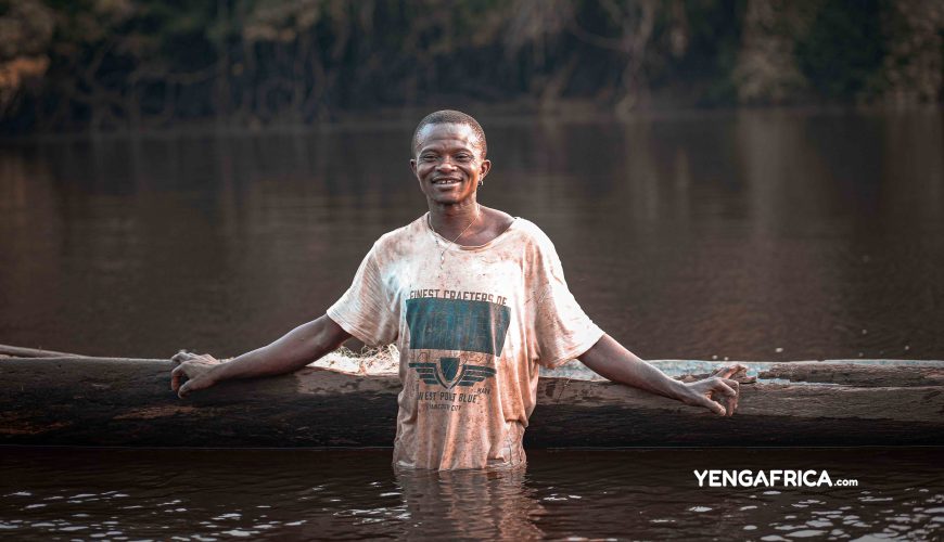 Fisherman at the heart of the Dja river.
