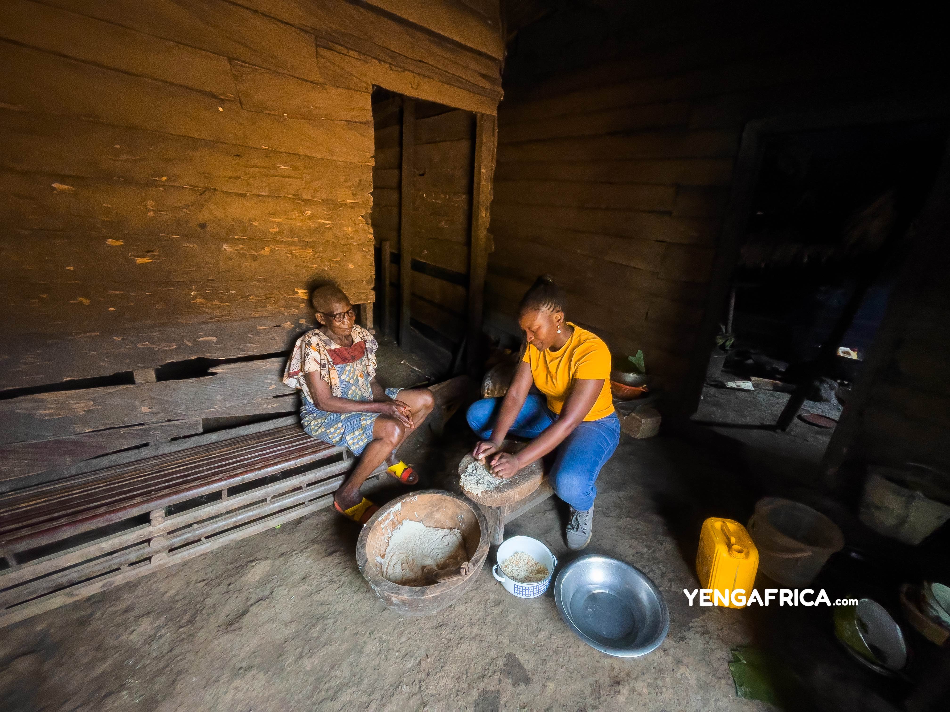 Solo cameroon female traveler having a Koki culinary workshop in Melong - YENGAFRICA