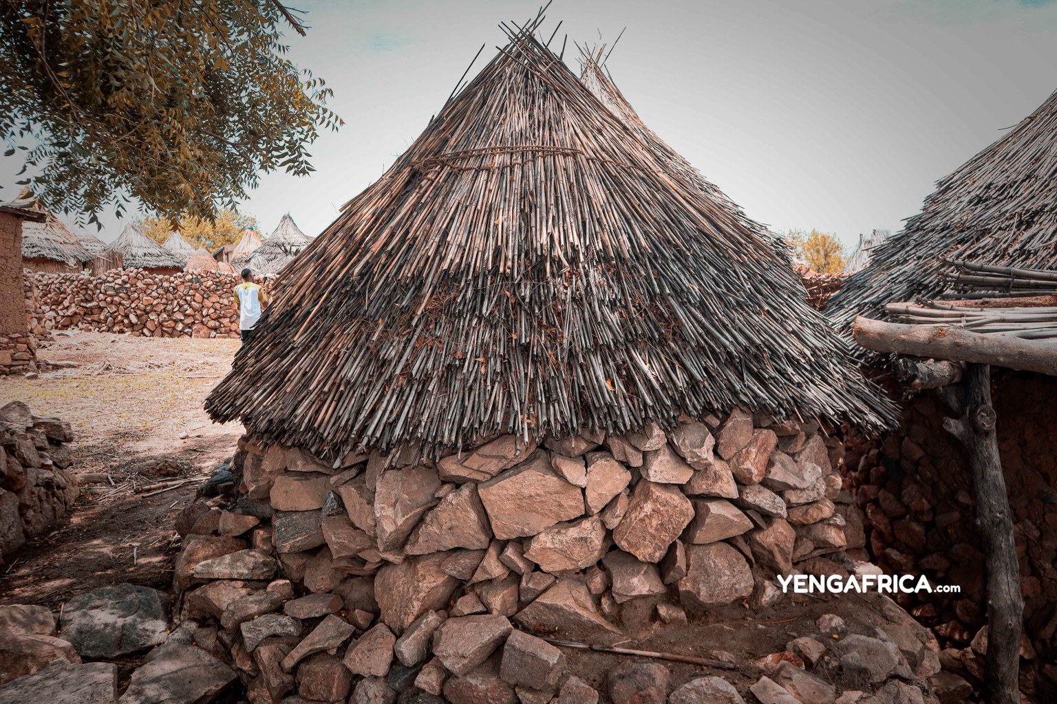Oudjila covered with stones and mud, adapted to the high temperatures which can go up to 50 degrees.