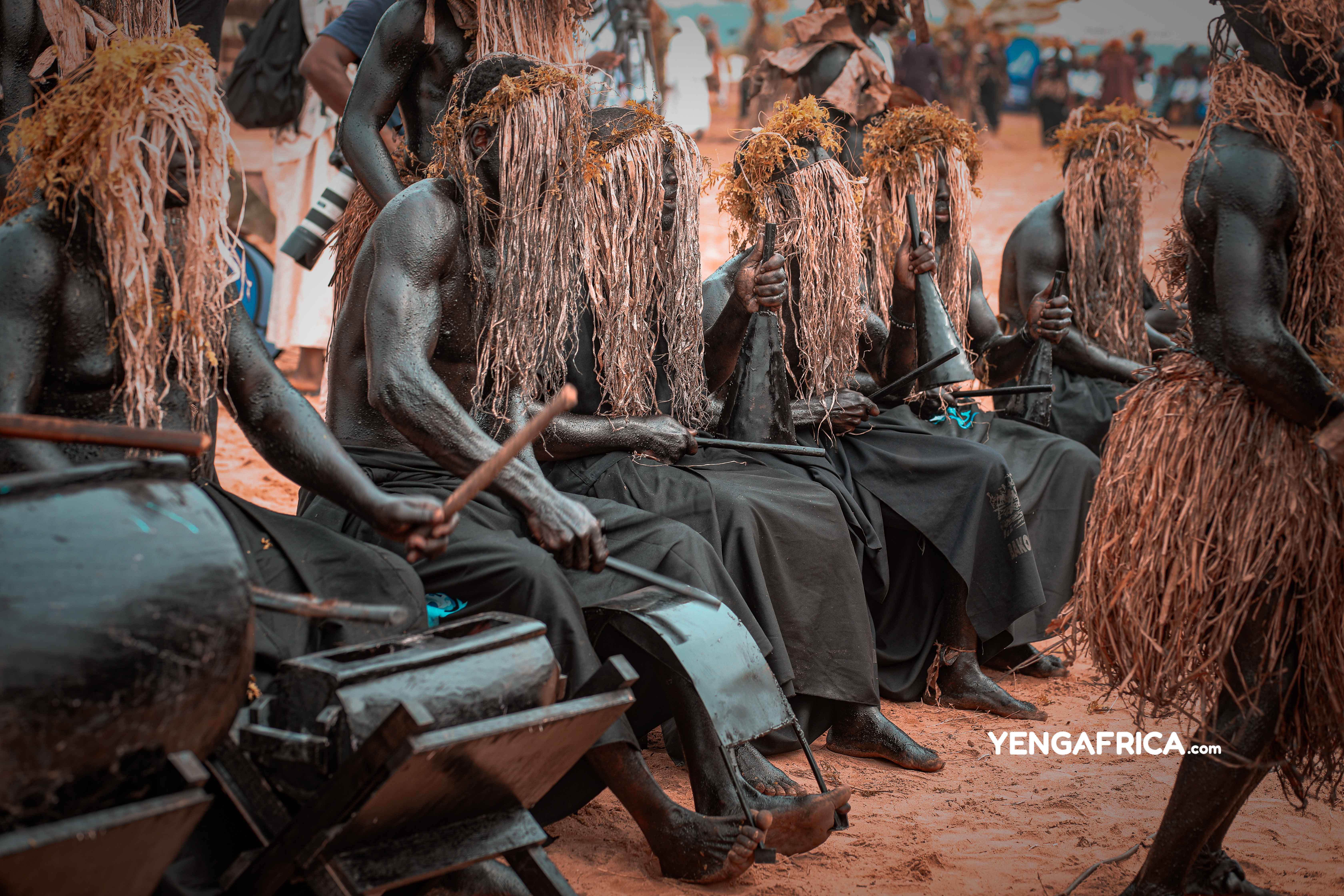 Bakoko danse group performing for the entry of their King at the Ngondo water festival. 